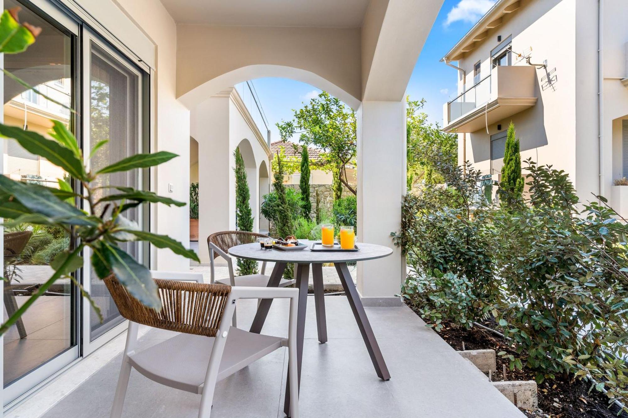 Blue Symphony Suites Apartments نِكيانا المظهر الخارجي الصورة